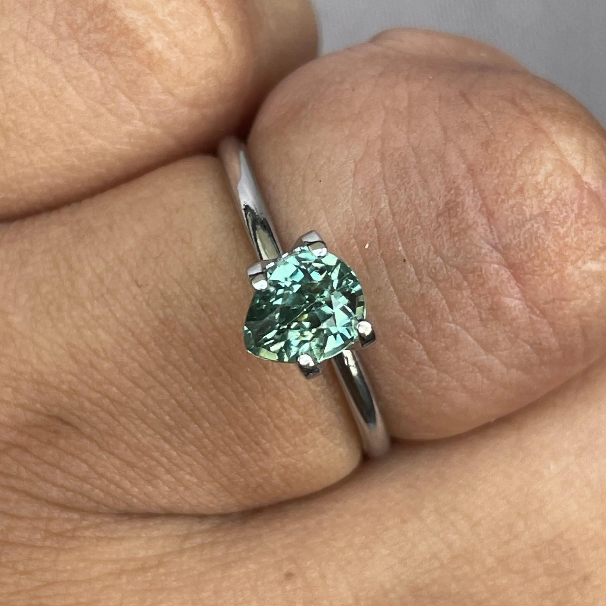 Excellent Pastel Green Sapphire Gemstone, 1.25 cts., 6.70 x 5.60 x 4.20 mm, Pear shape